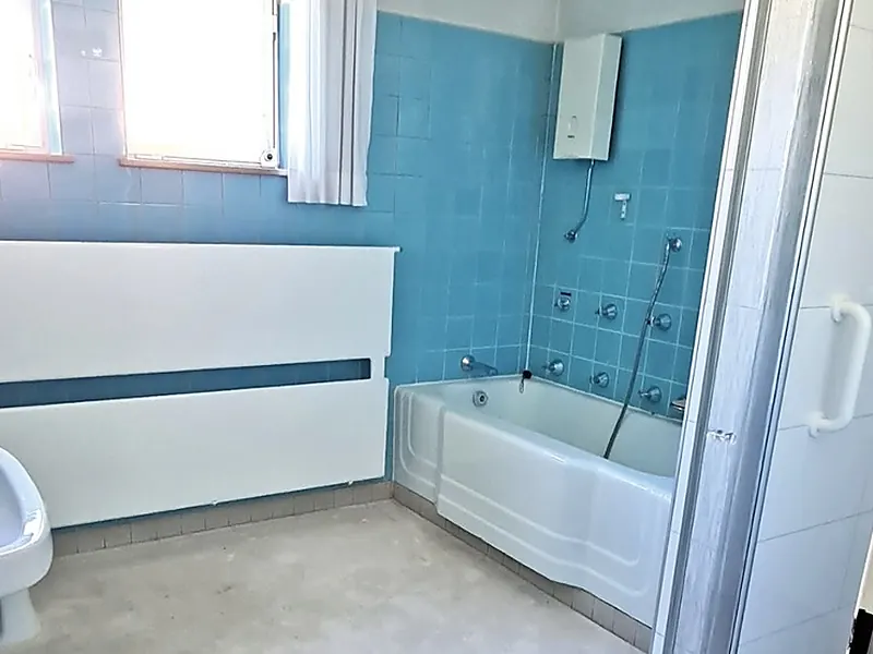Vorher: Bad mit blauen Wandfliesen und Badewanne