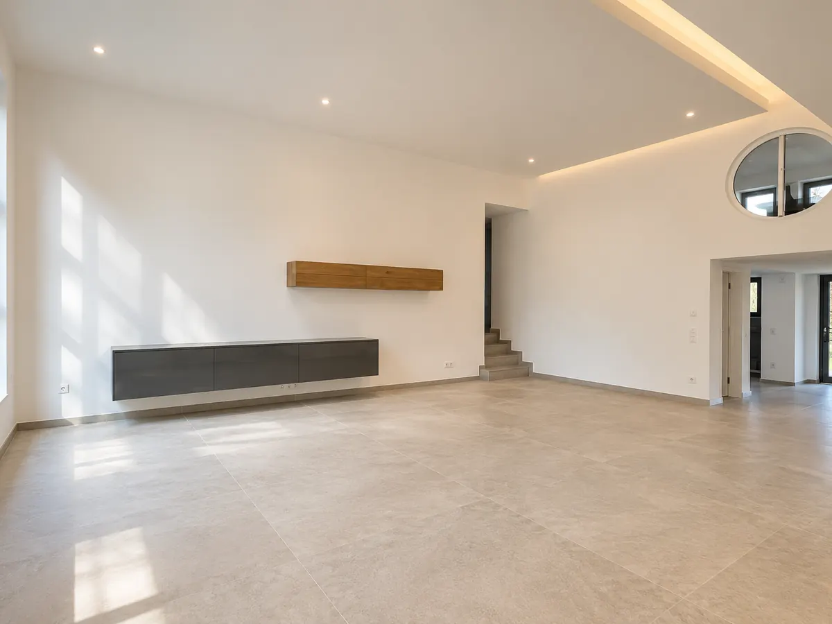 Wohnraum mit abgehängter Decke und indirekter Beleuchtung